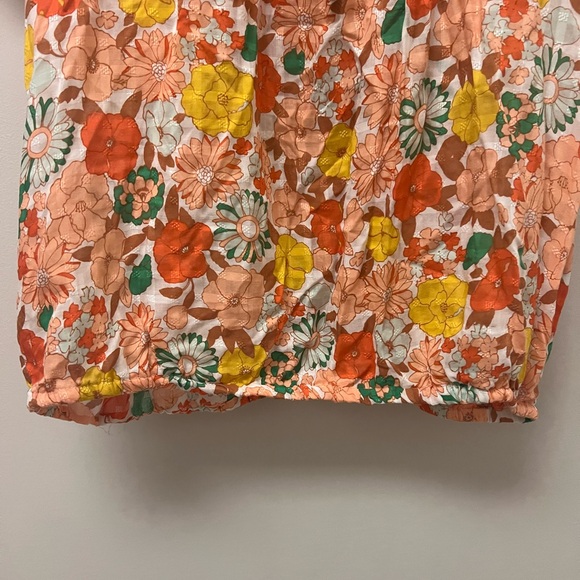 SOLD! Women’s Short Sleeve V Neck Floral Blouse - Picture 4 of 4